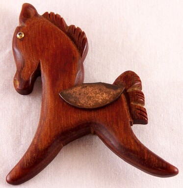 BP172 sm wood pony pin w metal saddle